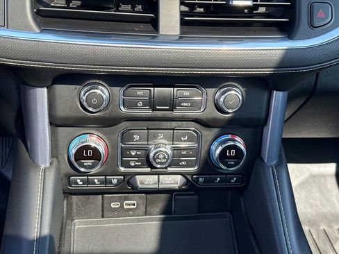 Used 2022 GMC Yukon XL SLT w/ SLT Premium Package AWD/4WD image 27