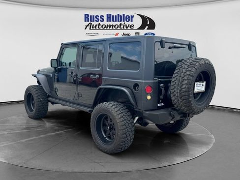 Used 2017 Jeep Wrangler Unlimited Rubicon w/ Connectivity Group AWD/4WD image 3