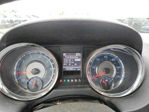 Used 2014 Chrysler Town & Country Touring image 10