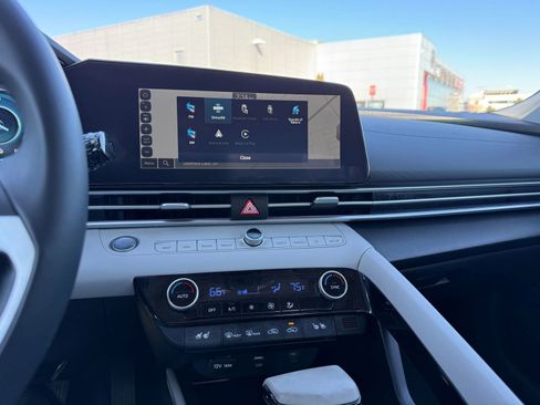 Used 2025 Hyundai Elantra Limited image 22