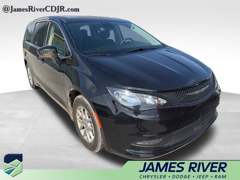 Used 2024 Chrysler Voyager LX image 3