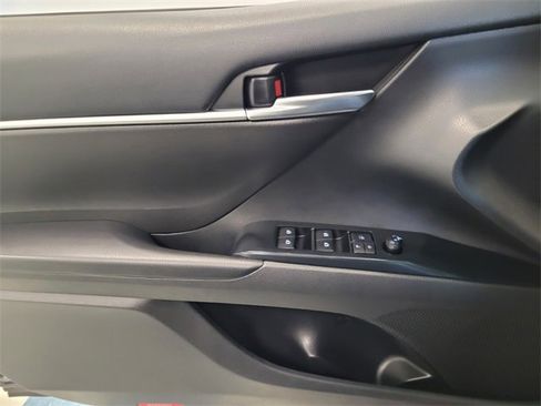 Used 2020 Toyota Camry SE image 25