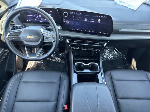 Used 2025 Chevrolet Traverse LT FWD image 9