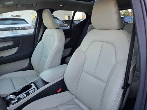 Certified 2023 Volvo XC40 B5 Ultimate w/ Protection Package Premier image 21