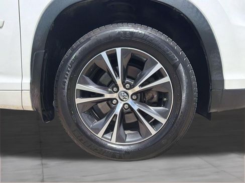 Used 2016 Toyota Highlander XLE FWD image 11