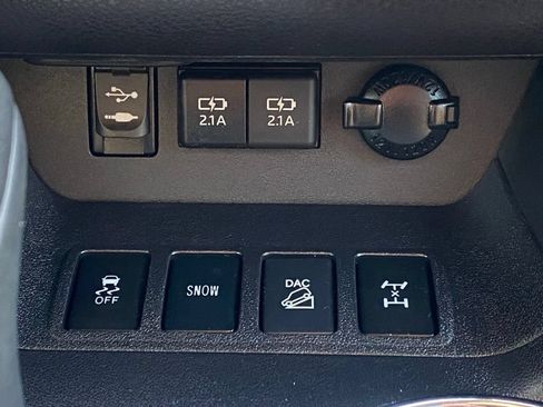 Used 2019 Toyota Highlander LE AWD/4WD image 24