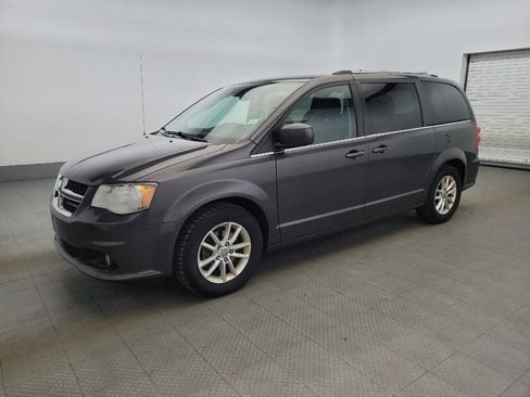Used 2018 Dodge Grand Caravan SXT image 2