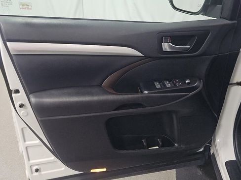 Used 2019 Toyota Highlander XLE AWD/4WD image 7