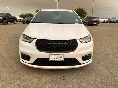 Used 2024 Chrysler Pacifica Limited FWD image 3
