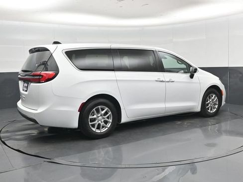 Used 2026 Chrysler Pacifica Select FWD image 29