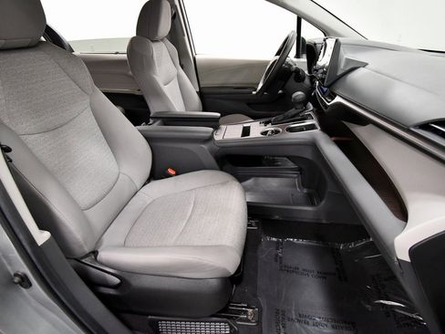 Used 2024 Toyota Sienna LE image 18