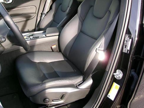 Used 2025 Volvo XC60 B5 Core image 13