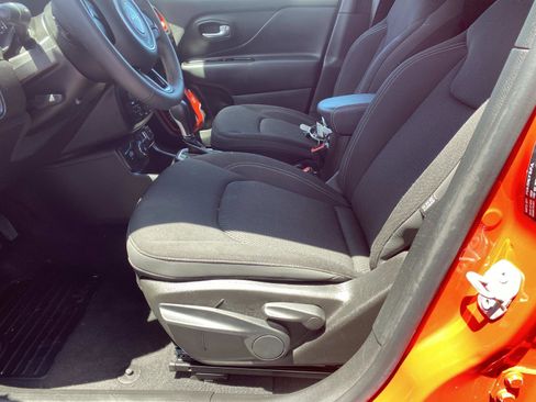 Used 2022 Jeep Renegade Latitude AWD/4WD image 17