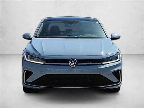 Used 2025 Volkswagen Jetta SE FWD image 2