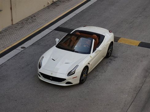 Used 2017 Ferrari California T RWD image 60