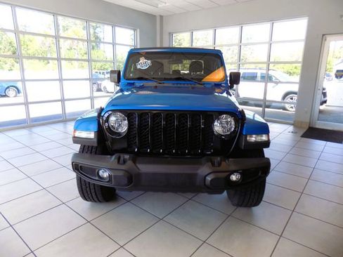 Used 2023 Jeep Gladiator Willys image 2