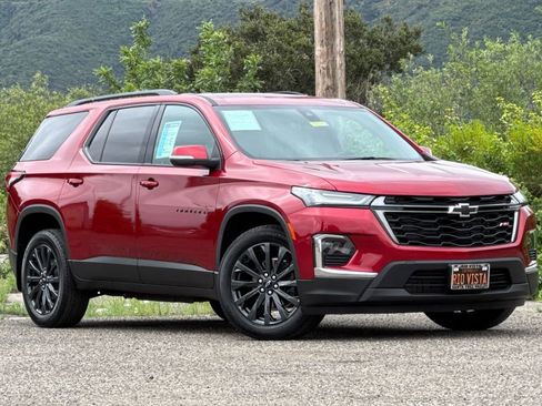 Used 2023 Chevrolet Traverse RS FWD image 2