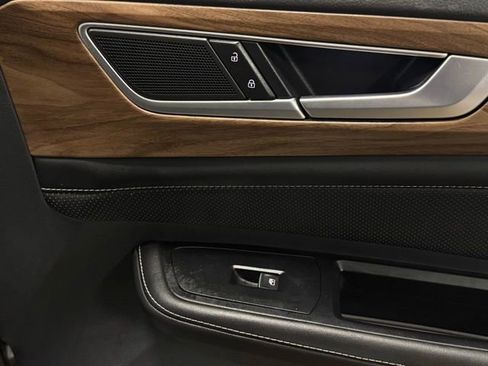 Used 2025 Volkswagen Atlas SE image 14