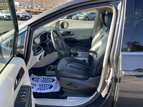 Used 2023 Chrysler Pacifica Touring-L image 16