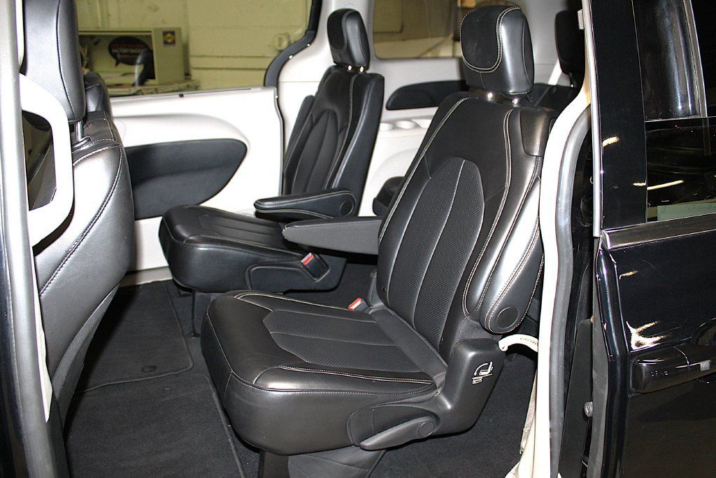 Certified 2024 Chrysler Pacifica Touring-L FWD image 26