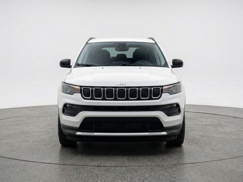 Used 2025 Jeep Compass Latitude AWD/4WD image 2