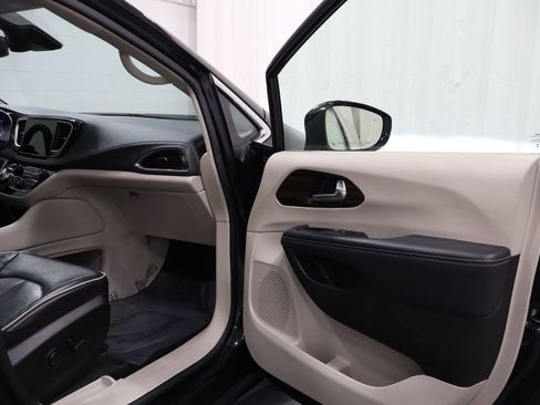 Certified 2023 Chrysler Pacifica Limited FWD image 16