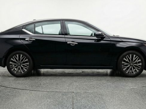 Used 2025 Nissan Altima 2.5 SV image 11