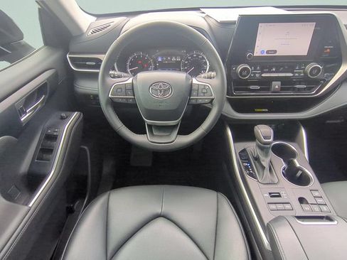 Used 2024 Toyota Highlander XLE AWD/4WD image 11