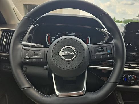 Used 2025 Nissan Pathfinder Platinum AWD/4WD image 12
