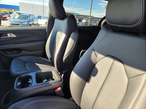 New 2026 Chrysler Pacifica Select image 13