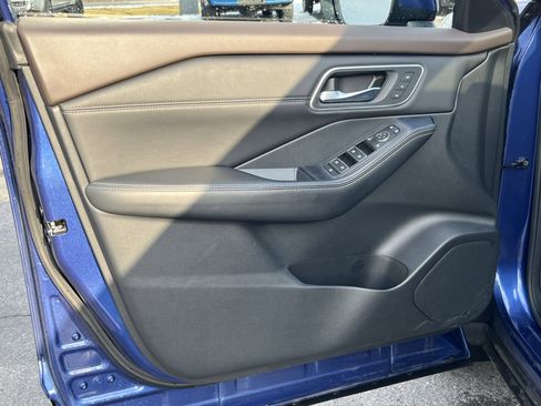 Used 2023 Nissan Rogue Platinum w/ Platinum Premium Package image 17