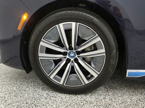 Used 2023 BMW i7 xDrive60 w/ Executive Package 2 AWD/4WD image 38