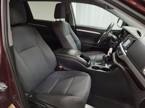 Used 2019 Toyota Highlander LE image 25