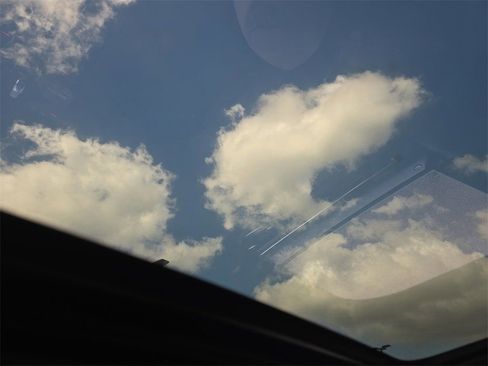 Certified 2025 Porsche Macan Base image 37