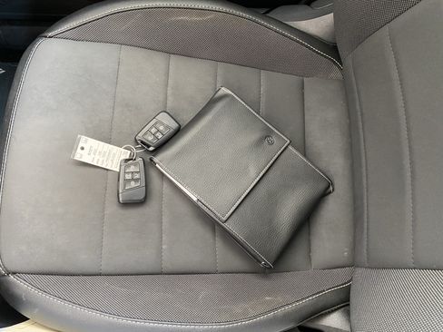 Certified 2023 Volkswagen Taos SE FWD image 9