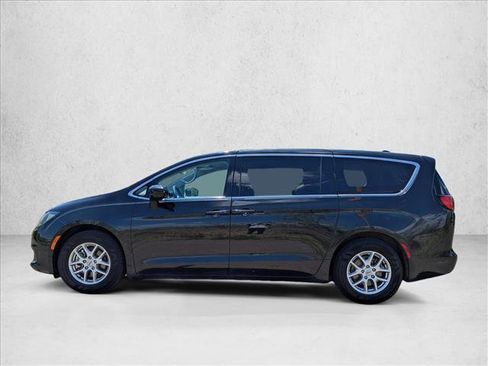 Used 2022 Chrysler Voyager LX FWD image 9