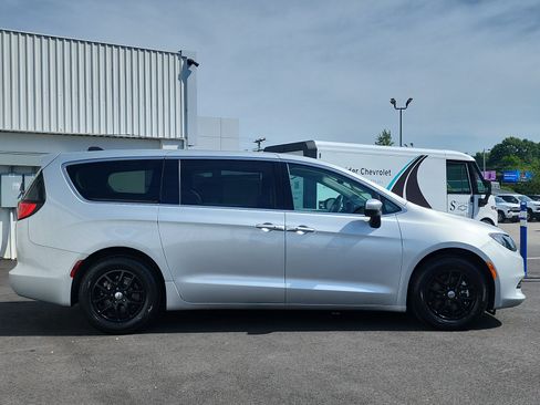 Used 2023 Chrysler Voyager LX FWD image 6