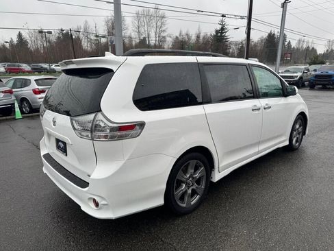 Used 2018 Toyota Sienna SE Premium image 5