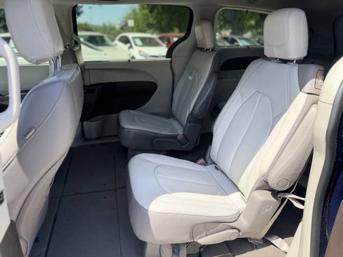 Used 2017 Chrysler Pacifica Touring-L image 20