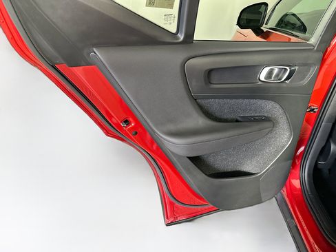 Used 2021 Volvo XC40 T5 R-Design w/ Protection Package Premier image 26