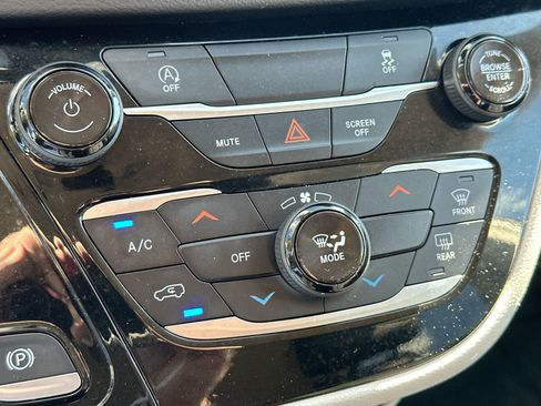 Used 2023 Chrysler Voyager LX image 18