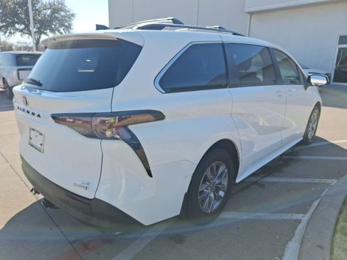 Used 2024 Toyota Sienna LE w/ LE Plus Package image 6
