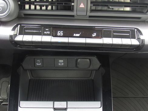 Used 2026 Toyota Prius LE AWD/4WD image 27