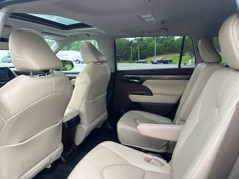 Used 2021 Toyota Highlander Limited FWD image 19