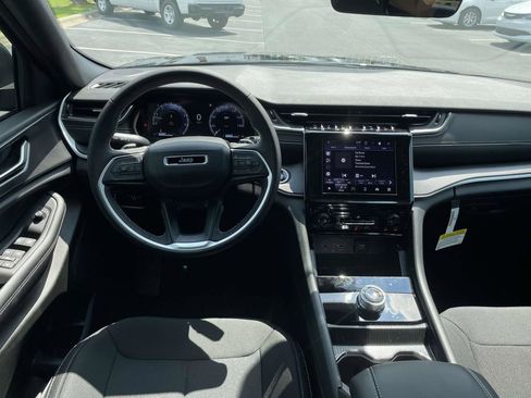 New 2025 Jeep Grand Cherokee Laredo image 11