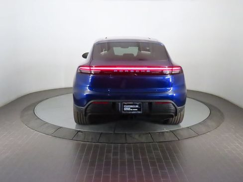 Certified 2025 Porsche Macan Electric RWD image 6