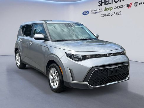 Used 2025 Kia Soul LX w/ LX Technology Package FWD image 8