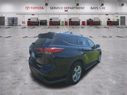 Used 2021 Toyota Highlander LE AWD/4WD image 7