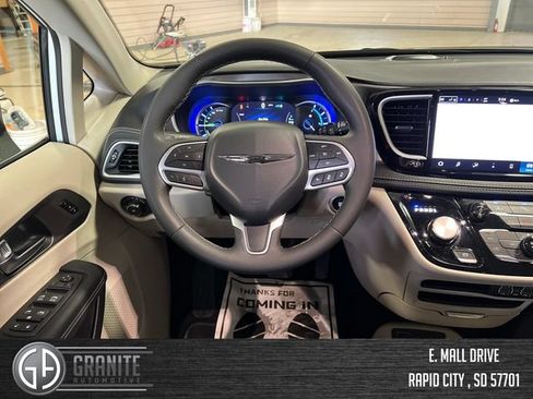 Used 2024 Chrysler Pacifica Limited FWD image 14