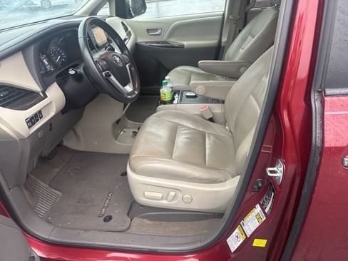Used 2016 Toyota Sienna XLE Premium image 10